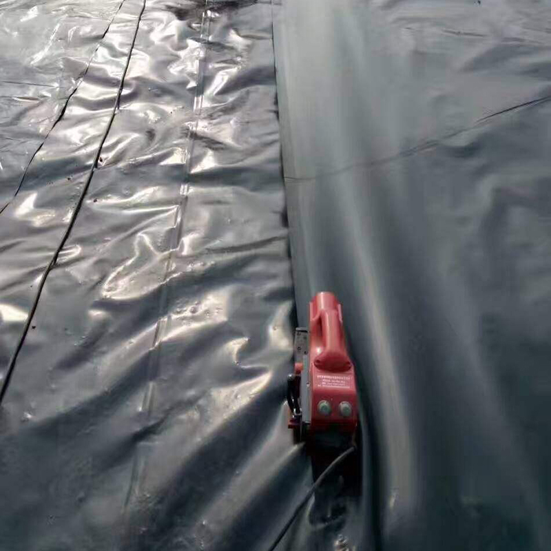 復合土工膜怎樣減少接縫數量?