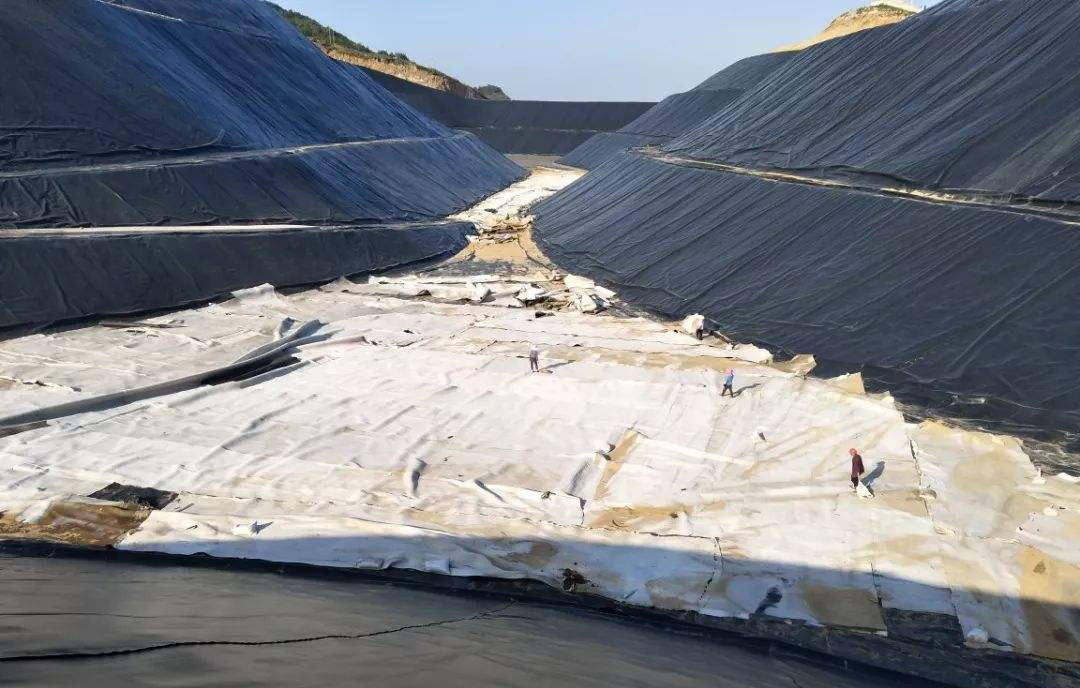 復(fù)合土工膜的平鋪和斜鋪有什么不同?